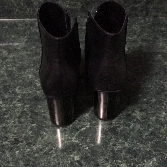Woman’s ankle boots - Picture 3 of 4
